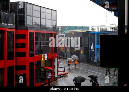 Zandvoort, pays-Bas. 28 août 2025. F1 Paddock sous la pluie, Grand Prix F1 des pays-Bas sur le circuit Zandvoort le 28 août 2025 à Zandvoort, pays-Bas. (Photo de HOCH Zwei) crédit : dpa/Alamy Live News Banque D'Images