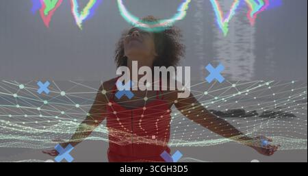 Femme debout en robe rouge sans manches étirant les bras sur la plage, avec superposition de pépins en maille numérique Banque D'Images