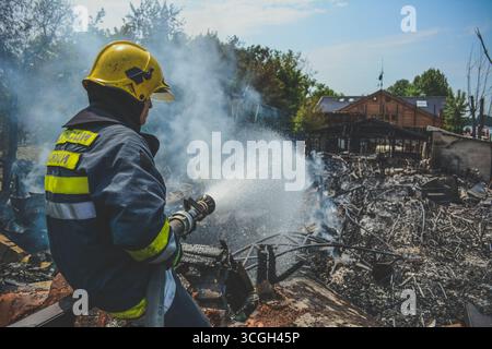 Pompiers éteignant un incendie à Belgrade, Serbie. Banque D'Images
