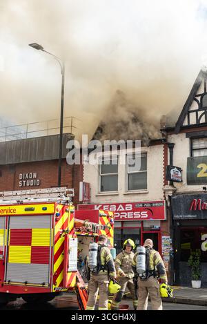 Essex County Fire and Rescue Service sur la scène d'un incendie à Westcliff on Sea, Southend on Sea, Essex, près du Palace Theatre, London Road Banque D'Images