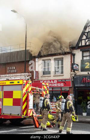 Essex County Fire and Rescue Service sur la scène d'un incendie à Westcliff on Sea, Southend on Sea, Essex, près du Palace Theatre, London Road Banque D'Images