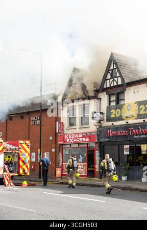 Essex County Fire and Rescue Service sur la scène d'un incendie à Westcliff on Sea, Southend on Sea, Essex, près du Palace Theatre, London Road Banque D'Images