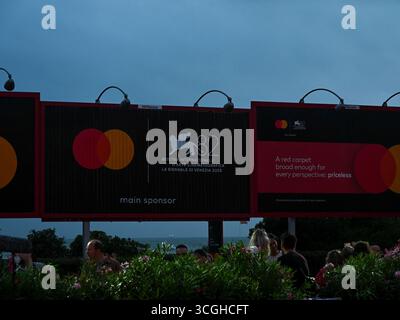 Venise, Italie. 28 août 2025. Soirée 2 - tapis rouge pour le film Jay Kelly - photo : orage sur le tapis rouge crédit : Agence photo indépendante/Alamy Live News Banque D'Images
