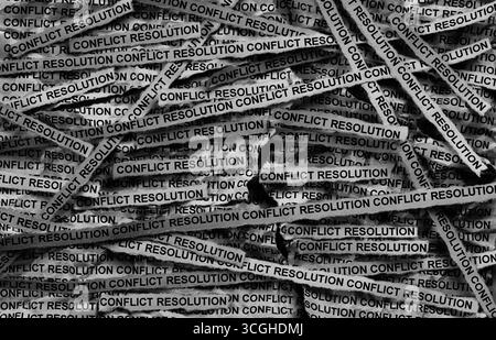Des bandes de journaux avec les mots résolution de conflit les ont tapées. Noir et blanc. Gros plan. Banque D'Images