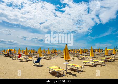 Parasols et chaises longues sur la plage dans la ville touristique de Grado sur le nord de la mer Adriatique, situé entre Trieste et Venise, Italie Banque D'Images
