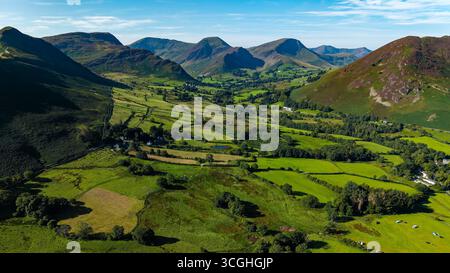 Journée d'été ensoleillée sur des champs verdoyants, des puits et des terres agricoles dans Lake District, Royaume-Uni Banque D'Images