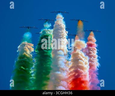 Frecce Tricolori, l'équipe italienne de voltige de renommée mondiale au RIAT 2025, pilotant l'Aermacchi MB-339 Banque D'Images