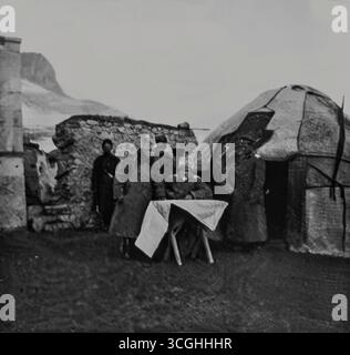 Le général Kalitine, commandant d'un corps d'armée russe, étudie une carte de campagne avec son état-major lors d'opérations contre l'Empire ottoman en Anatolie orientale. Prise après la prise d’Erzurum en 1916, cette scène illustre la planification stratégique russe avant la poussée vers Trébizonde. Extrait du numéro du 20 mai 1916 de L’illustration, documentant le front du Caucase dans la première Guerre mondiale Banque D'Images