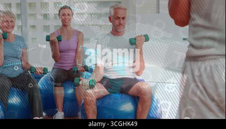 Soulevant des haltères verts, les participants effectuant des boucles de bras sur des balles de stabilité dans le studio d'exercice Banque D'Images