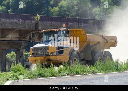 Herserange, France - vue sur un tombereau articulé jaune et blanc Volvo A30G pour le terrassement sur un chantier. Banque D'Images