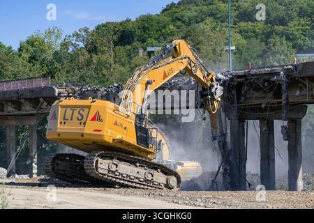 Herserange, France - vue sur une pelle sur chenilles jaunes CAT 374 pour la démolition d'un vieux viaduc routier sur un chantier de construction. Banque D'Images