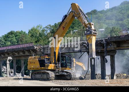 Herserange, France - vue sur une pelle sur chenilles jaunes CAT 374 pour la démolition d'un vieux viaduc routier sur un chantier de construction. Banque D'Images