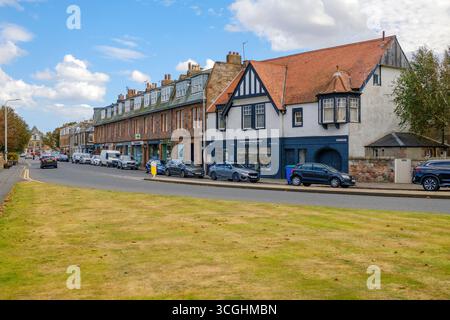 Main Street, Gullane, East Lothian, Écosse – un village pittoresque réputé pour ses terrains de golf et son emplacement en bord de mer. Banque D'Images