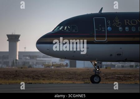 Larnaca, Chypre - 29 juin 2024 : Airbus A320 Royal Jordanian sur la piste de l'aéroport international de Larnaca, Chypre, avec tour de contrôle en arrière-plan Banque D'Images