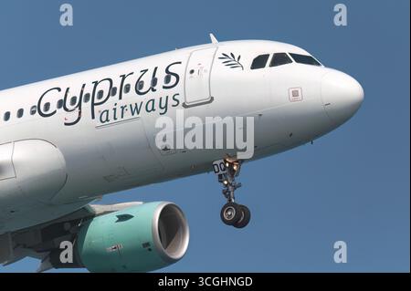 Larnaca, Chypre - 29 juin 2024 : White Cyprus Airways Airbus avec train d'atterrissage sorti approche de l'aéroport international de Larnaca, Chypre Banque D'Images