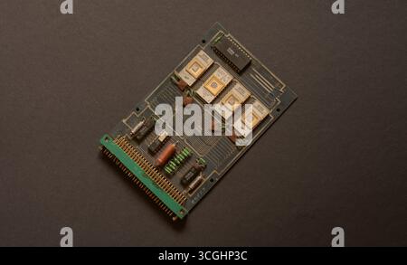 Circuit imprimé Tesla avec circuits intégrés, photographié à Prague, République tchèque le 16 août 2025. Banque D'Images