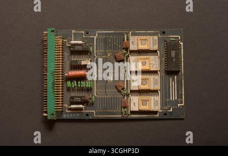 Carte électronique Tesla avec circuits intégrés, photographiée à Prague, République tchèque le 16 août 2025. Banque D'Images
