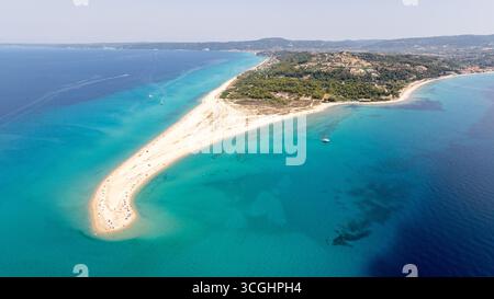 Vue aérienne époustouflante du cap Possidi, un relief unique où une plage de sable s'étend dans la mer Égée turquoise, créant une spe naturelle à couper le souffle Banque D'Images