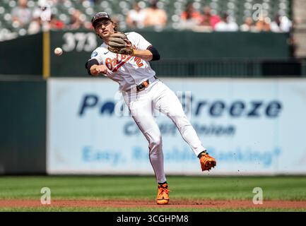 Baltimore, États-Unis. 28 août 2025. BALTIMORE, MD - AOÛT 28 : Gunnar Henderson (2), l'arrêt court des Orioles de Baltimore, se lance en première position lors d'un match MLB entre les Orioles de Baltimore et les Red Sox de Boston, le 28 août 2025, à Oriole Park à Camden Yards, à Baltimore, dans le Maryland. (Photo de Tony Quinn/SipaUSA) crédit : Sipa USA/Alamy Live News Banque D'Images
