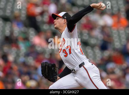 Baltimore, États-Unis. 28 août 2025. BALTIMORE, MD - AOÛT 28 : Cade Povich, lanceur des Orioles de Baltimore (37) sur le monticule lors d'un match MLB entre les Orioles de Baltimore et les Red Sox de Boston, le 28 août 2025, à Oriole Park à Camden Yards, à Baltimore, dans le Maryland. (Photo de Tony Quinn/SipaUSA) crédit : Sipa USA/Alamy Live News Banque D'Images