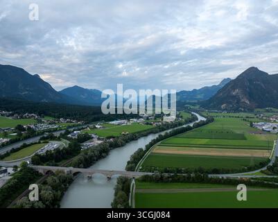 Rivière Inn serpentant à travers la vallée verdoyante dans les Alpes autrichiennes au crépuscule Banque D'Images