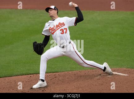 Baltimore, États-Unis. 28 août 2025. BALTIMORE, MD - AOÛT 28 : Cade Povich, lanceur des Orioles de Baltimore (37) sur le monticule lors d'un match MLB entre les Orioles de Baltimore et les Red Sox de Boston, le 28 août 2025, à Oriole Park à Camden Yards, à Baltimore, dans le Maryland. (Photo de Tony Quinn/SipaUSA) crédit : Sipa USA/Alamy Live News Banque D'Images
