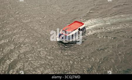San Juan del sur, Nicaragua - 09 mai 2019 : bateau de sauvetage flotte sur la mer. Bateau de croisière touristique tendre en mer. Bateau de sauvetage. Navire de ravitaillement de navire de croisière Banque D'Images