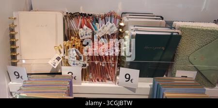 Benidorm, Espagne - 31 mai 2025 : présentoir de papeterie coloré avec des cahiers, des stylos et des accessoires dans un magasin de détail avec une organisation dynamique Banque D'Images