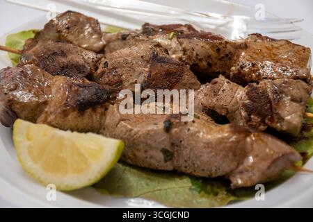 Prise du jour, thon grillé sur des brochettes sur le marché quotidien aux poissons de Marsala, Sicile, savoureux repas de rue en Italie, gros plan Banque D'Images