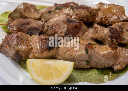 Prise du jour, thon grillé sur des brochettes sur le marché quotidien aux poissons de Marsala, Sicile, savoureux repas de rue en Italie, gros plan Banque D'Images