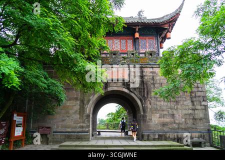 La porte Dujiangyan Sichuang se dresse avec des arbres verdoyants encadrant l'architecture en pierre antique. Banque D'Images