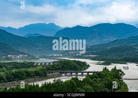 Dujiangyan Sichuang Chine rivière des montagnes coule à travers la vallée verte. Banque D'Images