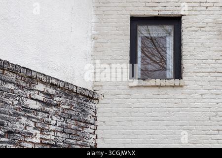 Coin de bâtiment extérieur plein cadre et fond de fenêtre, avec une variété de styles rustiques de peinture murale de briques altérées Banque D'Images