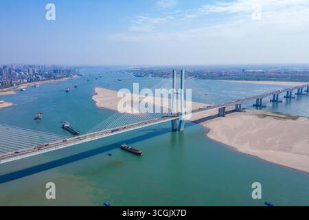 Le pont traverse une large rivière à Jingzhou en Chine. Banque D'Images