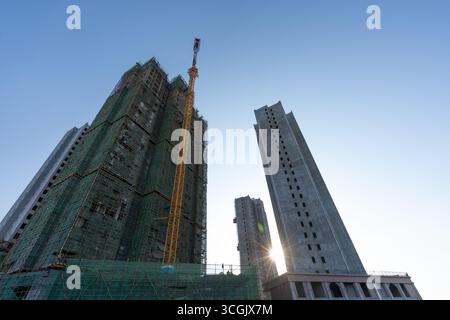 Les grands bâtiments s'élèvent haut contre un ciel bleu clair à Jingzhou Chine. Banque D'Images