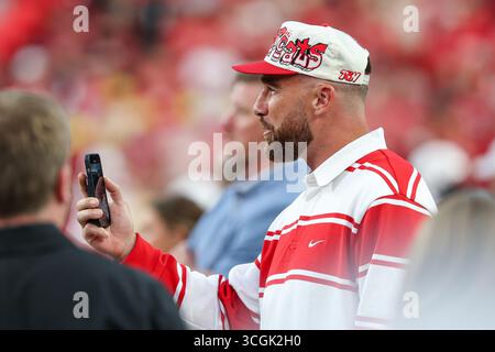 28 août 2025 : le Tight End Travis Kelce des Chiefs de Kansas City est vu avant un match de football NCAA au GEHA Field au stade Arrowhead de Kansas City, Missouri. David Smith/CSM Banque D'Images