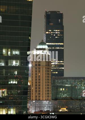 Immeubles de bureaux de Jakarta la nuit avec dôme gratte-ciel illuminé Banque D'Images