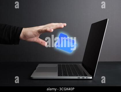 Homme d'affaires utilise un ordinateur portable et gère un dossier numérique avec des documents, une base de données de documentation en ligne et un concept de système de gestion de documents Banque D'Images
