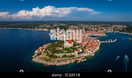 Rovinj, Croatie - vue panoramique aérienne de la vieille ville de Rovinj avec l'église de l'Euphemia et le ciel doré et bleu dramatique par une journée d'été ensoleillée i Banque D'Images