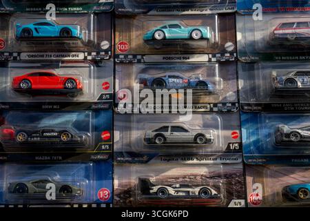 Ipoh, Malaisie – 17 août 2025 : assortiment de voitures de collection moulées sous pression, y compris les modèles Porsche, Nissan, Mazda et Toyota, affiché dans le paquet original Banque D'Images