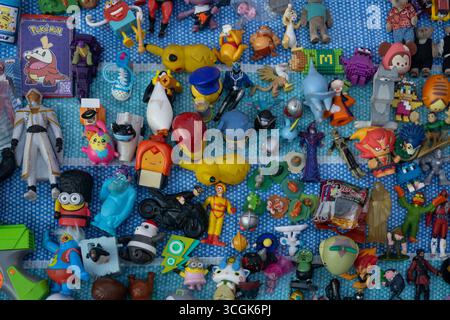 Ipoh, Malaisie – 17 août 2025 : un assortiment coloré de jouets d’occasion, y compris des figurines, des personnages de dessins animés et des objets de collection exposés o Banque D'Images