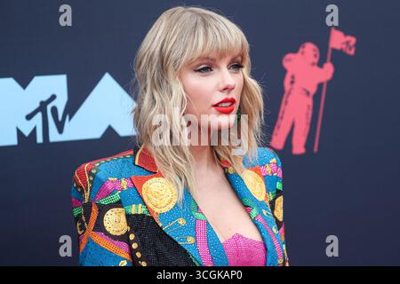 (DOSSIER) Taylor Swift et Travis Kelce sont fiancés. NEWARK, NEW JERSEY, États-Unis - AOÛT 26 : L'auteur-compositeur-interprète américain et icône culturelle Taylor Swift portant une tenue personnalisée Atelier Versace, des bottes Christian Louboutin et des bijoux de Lorraine Schwartz et Ofira arrive aux MTV Video Music Awards 2019 qui se tiennent au Prudential Center le 26 août 2019 à Newark, New Jersey, États-Unis. (Photo de Xavier Collin/image Press Agency) Banque D'Images