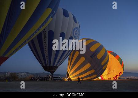 Les montgolfières sont illuminées la nuit alors que le ciel en arrière-plan est sombre, Goereme National Park, Goereme Tarihi Milli ParkIJ, Nevsehir Prov Banque D'Images