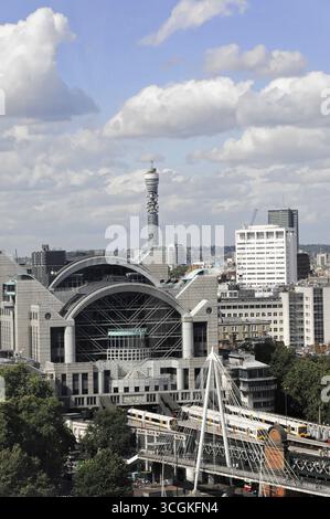 Londres, région de Londres, Angleterre, Royaume-Uni, Une vue des bâtiments modernes et une tour sous un ciel légèrement nuageux, Londres, région de Londres, Angleterre, ONU Banque D'Images