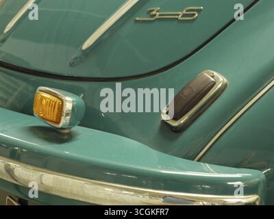 Vue détaillée d'une voiture vintage bleue avec des accents chromés et un feu arrière, stadtlohn, muensterland, allemagne Banque D'Images