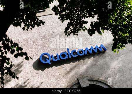 Munich, Allemagne. 28 août 2025. Le logo de QUALCOMM Incorporated est visible sur un immeuble de bureaux à Munich (Bavière) le 28 août 2025. La société est un fabricant de semi-conducteurs des États-Unis et fournisseur de produits pour les communications mobiles. (Image symbole, photo symbole, illustration, photo symbolique, photo illustrative, image thème, image générale, photo thème) crédit : Matthias Balk/dpa/Alamy Live News Banque D'Images