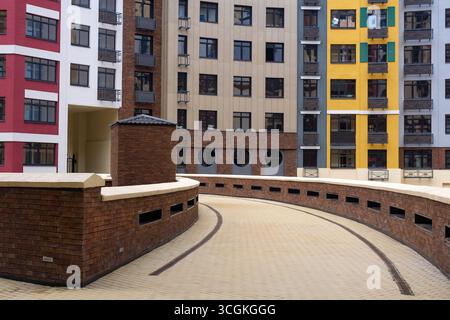 Immeubles d'appartements modernes dans la ville. Bâtiment à plusieurs étages. Banque D'Images