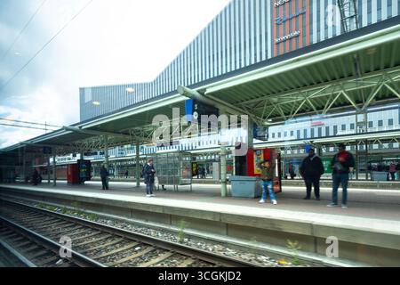 Helsinki, Finlande. Août 26 2025. voyageurs en attente sur le quai d'une gare du centre-ville Banque D'Images