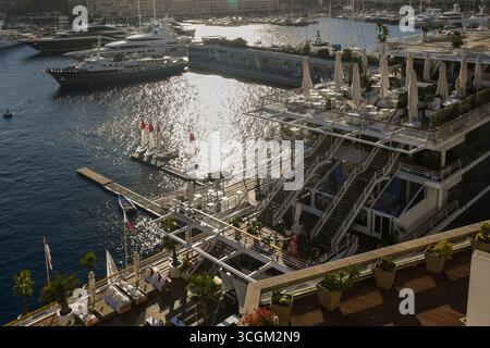Contre-jour, vue aérienne du Yacht Club de Monaco (YCM) surplombant Port Hercule, Monaco-Monte Carlo, Principauté de Monaco Banque D'Images