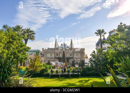Vue en contre-jour du Casino de Monte-Carlo depuis les jardins du Casino, avec des arbres de Noël pendant les vacances d'hiver, Monte Carlo, Principauté de Monaco Banque D'Images